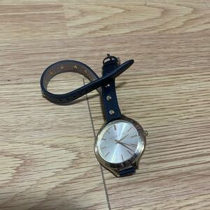 MICHAEL KORS GOLD FACE W/BLACK & GOLD LEATHER LONG WRAP AROUND BRACELET BAND